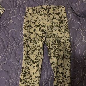 LULULEMON in movement cropped high waist tights